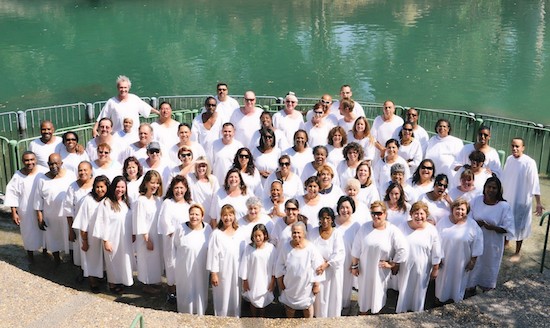 Cristãos realizam batismo coletivo no Rio Jordão: em Israel, eles têm total liberdade de praticar sua religião 